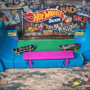 Hot Wheels Skate Slamsasonic Boombox Skate Park Playset w/ 2 Fingerboards